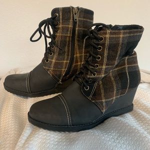 Plaid wedges size 9.